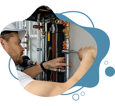 Installateur überprüft Gasleitungen