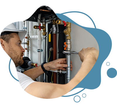Installateur überprüft Gasleitungen