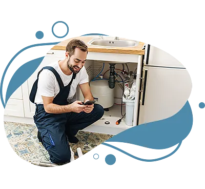Installateur beantwortet Fragen von Kunden am Handy