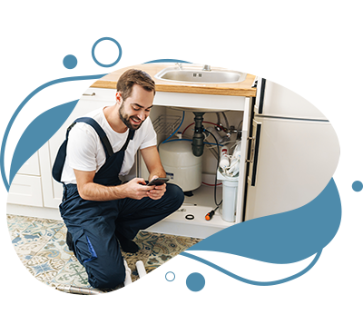 Installateur beantwortet Fragen von Kunden am Handy