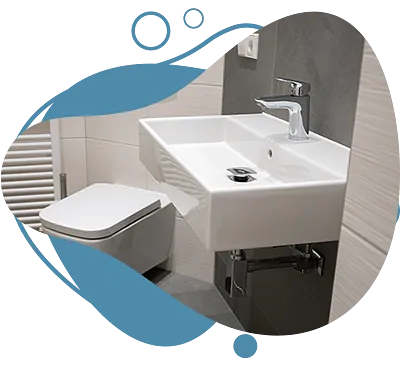 Installateur tauscht Gastherme aus