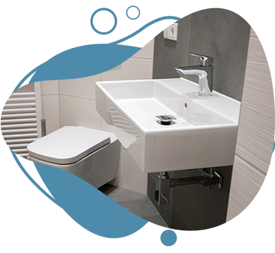 Installateur tauscht Gastherme aus