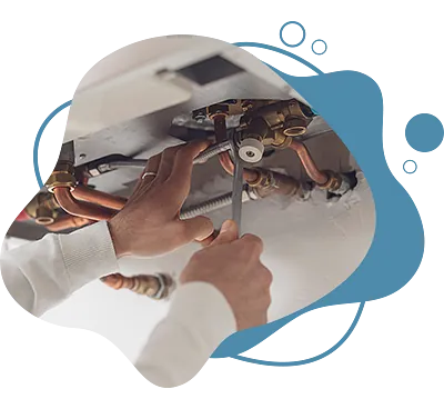 Installateur nimmt Reparatur an Gastherme vor