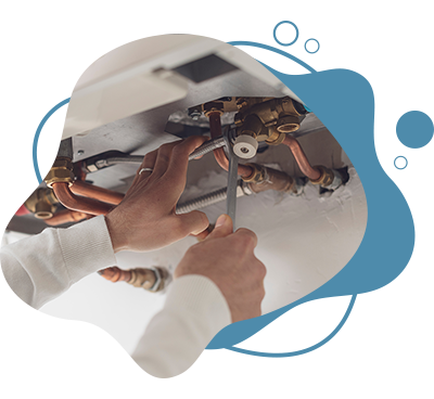 Installateur nimmt Reparatur an Gastherme vor